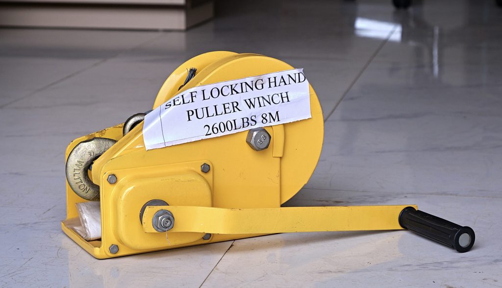 Self locking hand puller winch 2600lbs 8M